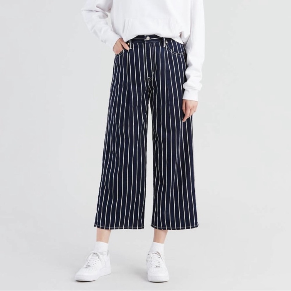 Levi’s Ribcage Pleated Cropped Jeans